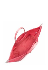 Borsa tote rosa realizzata in pelle liscia con chiusura con zip, doppi manici e un ampio interno foderato con una tasca aggiuntiva.