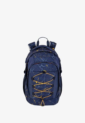 Zaino navy con design a spruzzi arancioni e motivo a mappa. Presenta spallacci regolabili, cordino anteriore e maniglia superiore per il trasporto.