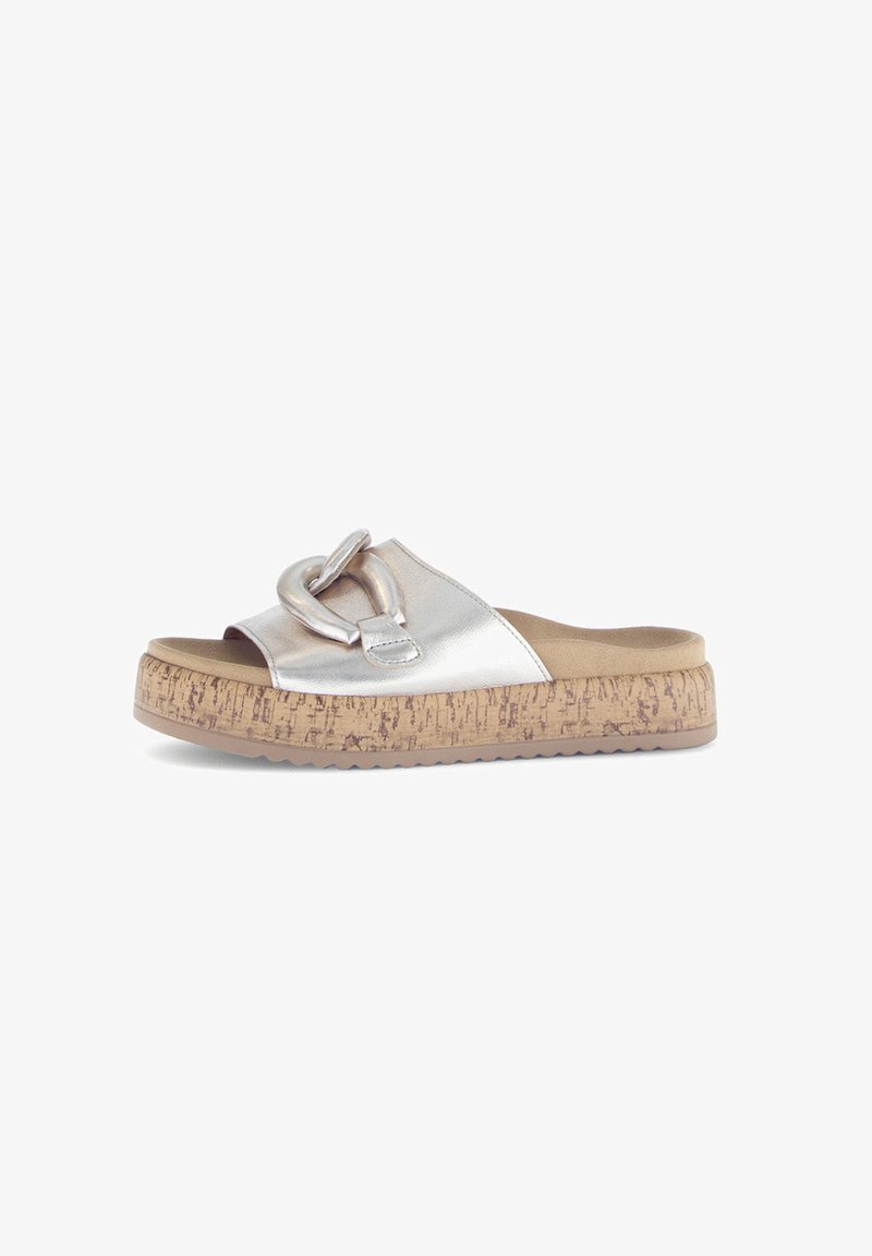 Sandale à glissière argent métallique avec une semelle en texture de liège, dotée d'une grande boucle entrelacée en accent sur la sangle supérieure.