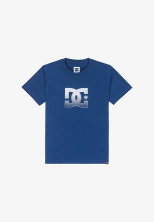 Niebieska bawełniana koszulka z krótkim rękawem z białym logo DC oraz grafiką gwiazdy. Okrągły dekolt i prosty dół.