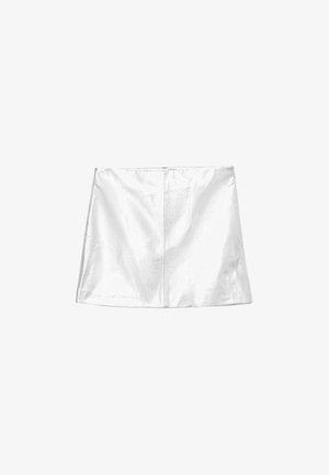 Valkoinen minihame, jossa on sileä, kiiltävä pinta, suora leikkaus ja saumatonta takana oleva vetoketjusuljin.