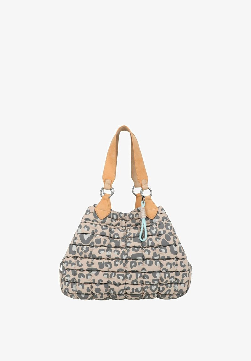 Borsa a tracolla trapuntata beige con stampa leopardata grigia, con manici in ecopelle color tan, hardware argentato e un accento decorativo azzurro chiaro.