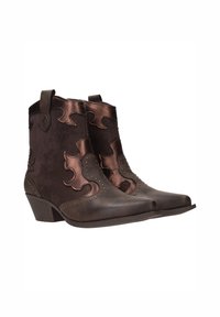 Bruine cowboylaarzen gemaakt van suede en leer, met decoratieve bronzen accenten, een spitse neus en kleine studs langs de randen.