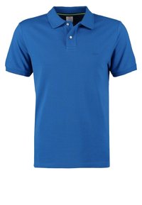 Camiseta polo azul confeccionada en tejido suave; presenta un cuello clásico, una tapeta con dos botones y mangas cortas; logo en el pecho.