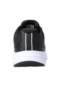 Zapatilla deportiva negra con un cuello acolchado, acentos en blanco, tejido texturizado y una entresuela blanca. La vista trasera muestra una suela exterior de goma lisa.