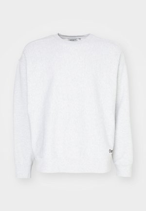 Grauer Pullover aus weichem Stoff, mit Rundhalsausschnitt, langen Ärmeln, gerippten Bündchen und einem kleinen schwarzen Logo am unteren Saum.
