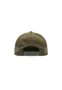 Καπέλο από καμβά χακί με κυρτή γείσο, ρυθμιζόμενο πλαστικό λουράκι και λευκό κεντητό κείμενο στο πίσω μέρος. Διαθέτει οπές αερισμού.