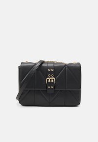 Sac en cuir noir matelassé avec boucle en or et chaîne, présentant un rabat à l'avant et une bandoulière en cuir ajustable.