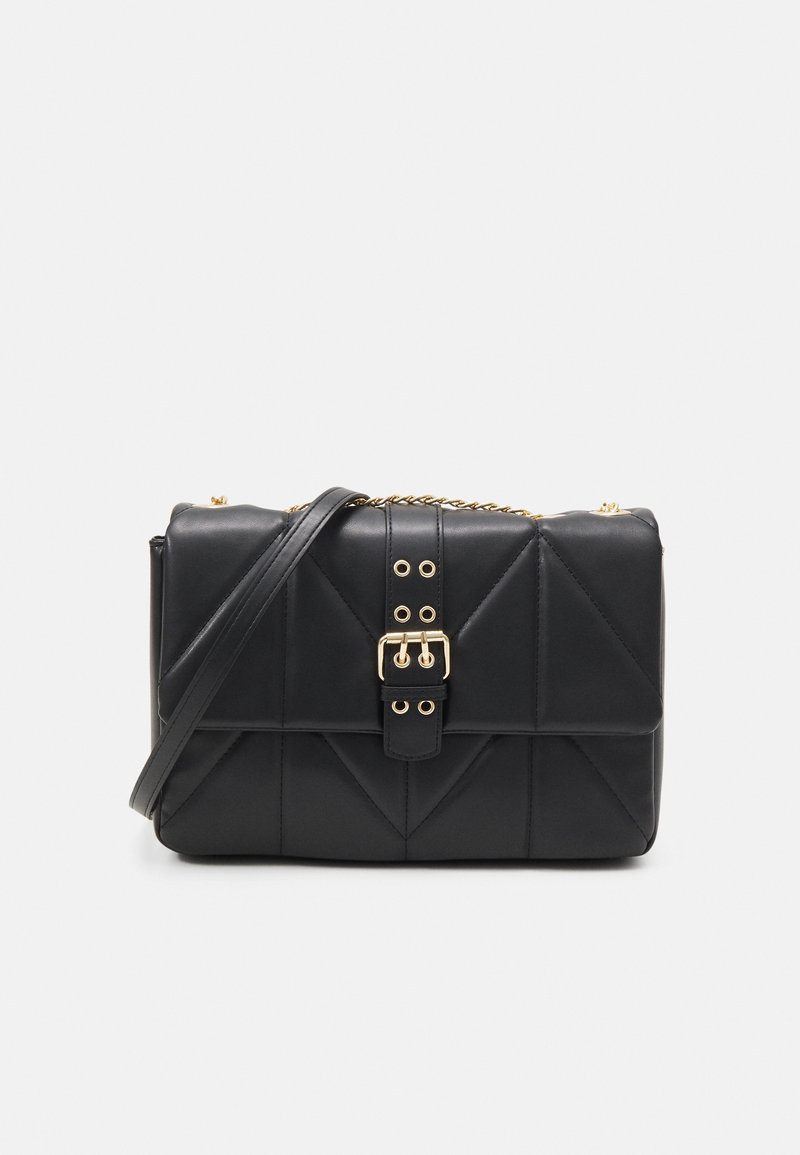 Sac en cuir noir matelassé avec boucle en or et chaîne, présentant un rabat à l'avant et une bandoulière en cuir ajustable.