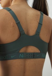 Nike Performance INDY BRA - Sports-BH-er med mye støtte - vintage green