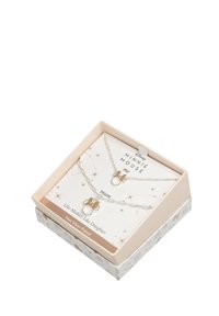 Set di collane placcato argento in una confezione, composto da due catene con pendenti circolari e accenti di Minnie Mouse. Confezione rosa chiaro e bianca.