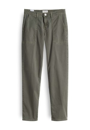 Pantaloni in cotone verde oliva a gamba dritta, con due tasche frontali e chiusura a bottone. Il tessuto ha una texture liscia.
