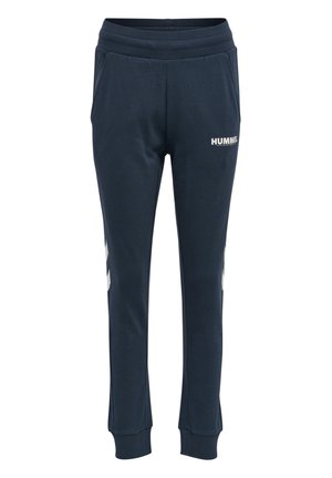 Marineblauwe joggingbroek met een geribbelde tailleband, zijzakken en een wit "HUMMEL" logo. Voorzien van witte chevronaccenten langs de zijkanten.