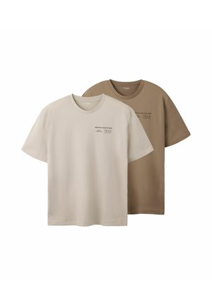 Kaks lühikese varrukaga ümmarguse kaelusega t-särki, üks beež ja üks pruun, mõlemal vasakul rinnal väike trükitud tekst.