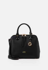 Sac à main en cuir noir au design structuré, avec deux poignées supérieures, des accessoires dorés, des glands décoratifs et une bandoulière réglable.