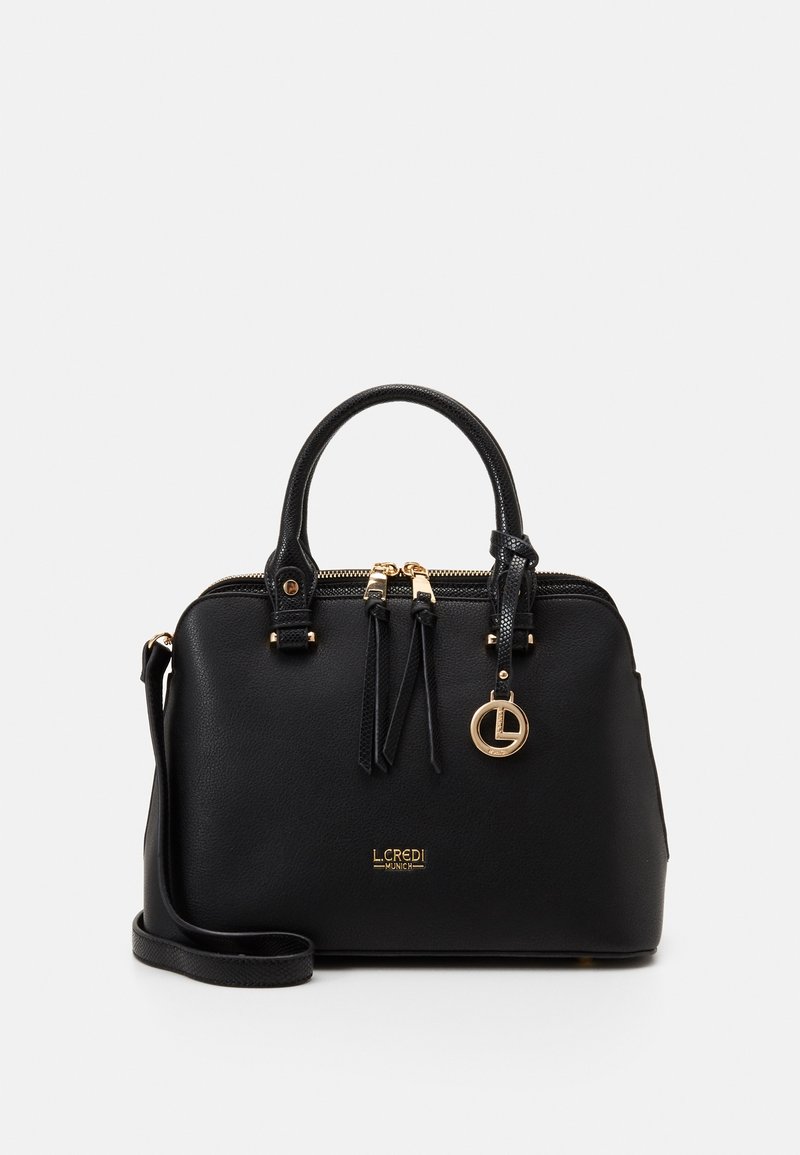 Sac à main en cuir noir au design structuré, avec deux poignées supérieures, des accessoires dorés, des glands décoratifs et une bandoulière réglable.