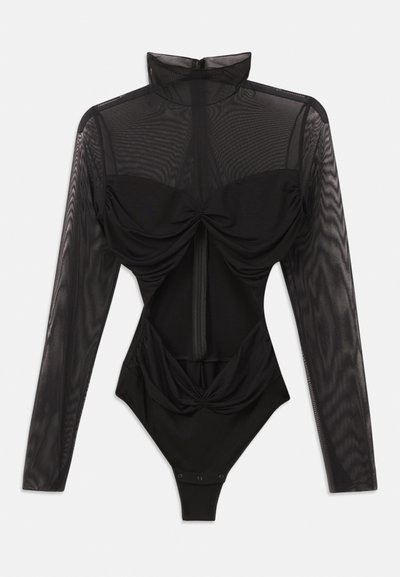Zwarte bodysuit met lange doorschijnende mesh mouwen, hoge kraag, gedrapeerde voorkant en een aansluitend lijfje. Sluit onderaan met drukknoopjes.