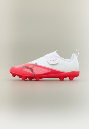 Άσπρο και κόκκινο ποδοσφαιρικό παπούτσι Puma με κόκκινες τάπες, μεγάλο λογότυπο Puma και το Velcro λουράκι με επιγραφή "Ultra" σε ουδέτερο φόντο.