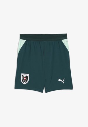 Dunkelgrüne Sportshorts mit hellgrünen Seitenpaneelen, Österreichisches Fußballteamwappen auf dem linken Bein und weißem Puma-Logo auf dem rechten Bein.