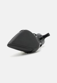 Črna visoka petka z ostro konico, gladkim usnjenim zgornjim delom, teksturiranim gumijastim podplatom in ozko, ukrivljeno peto.