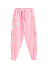 Pantalones de chándal rosas con una cintura elástica, bolsillos laterales y patrones decorativos de alas bordados en plata y durazno en las piernas.
