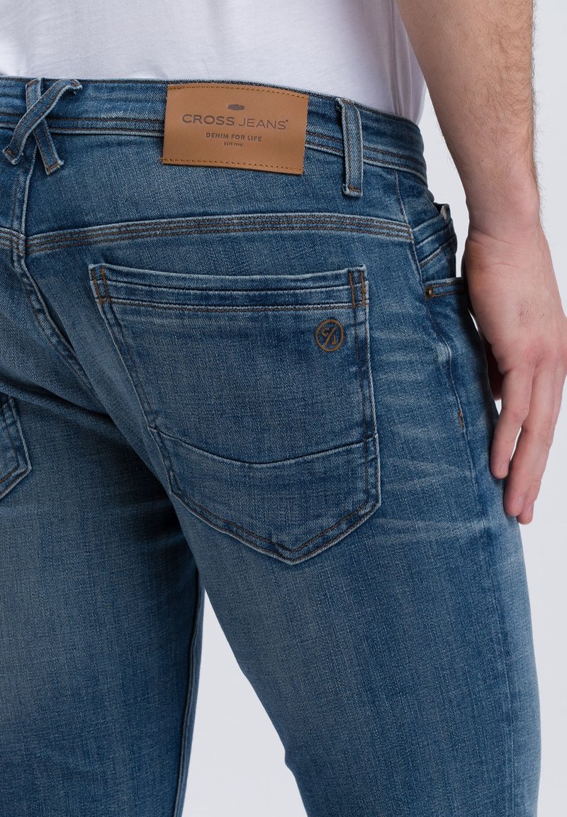 Herren Skinny Fit | Cross Jeans JIMI Jeans Slim Fit blue/used denim - XR32860 Herren Skinny Fit | Cross Jeans JIMI Jeans Slim Fit blue/used denim - XR32860