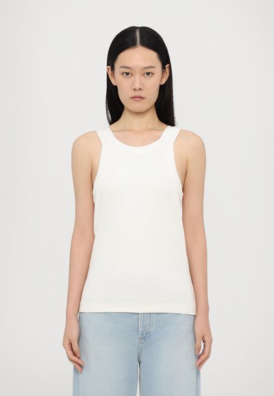 Witte geribde tanktop met een ronde halslijn en brede schouderbanden, met een aansluitende snit en een subtiele zoomafwerking.