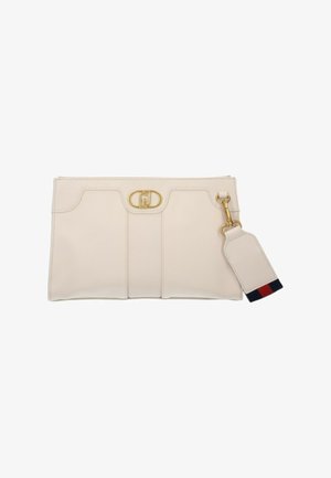 Beige Leder-Clutch mit goldenen Beschlägen, ausgestattet mit einem erhabenen Design, Reißverschlussverschluss und einem abnehmbaren Anhänger mit roten und marineblauen Akzenten.