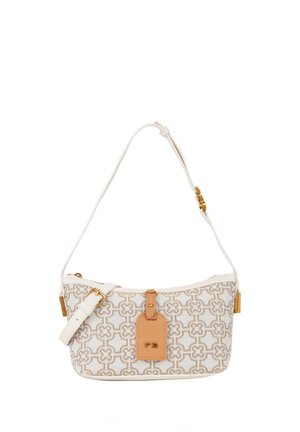 Bolso bandolera blanco y beige con estampado, correa ajustable y etiqueta de cuero marrón con herrajes dorados y las iniciales "V 78" en relieve.