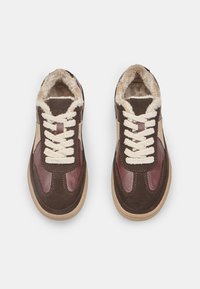 Brązowe sneakersy z połączeniem zamszu i skóry, z podszewką z sztucznego futra, kremowymi sznurówkami i fakturowaną podeszwą gumową.