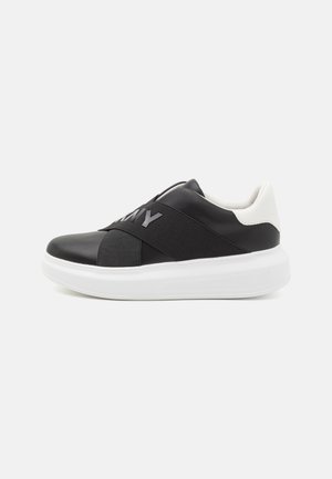 Czarne sneakersy z elastycznymi paskami, teksturowanymi akcentami i białą gumową podeszwą. Branding widoczny z boku, z gładkim wykończeniem.