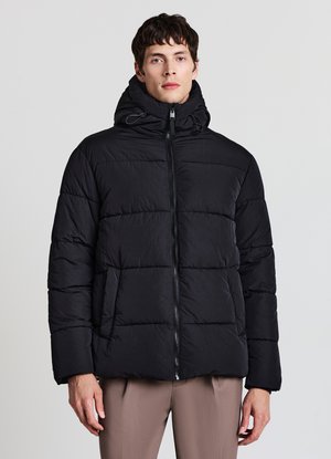 Schwarze Daunenjacke mit Kapuze, ausgestattet mit einem Reißverschluss, breiten gesteppte Bereichen und elastischen Akzenten. Leichtes Material mit glatter Textur.