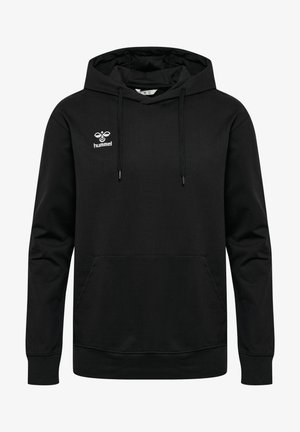 Zwarte hoodie van zacht materiaal, met een voorzak, een verstelbare capuchon met trekkoorden en een wit logo op de borst.
