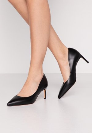 Czarne skórzane szpilki z wąskim noskiem i eleganckim designem. Posiadają średniej wysokości obcas w kształcie szpilki i gładką fakturę.