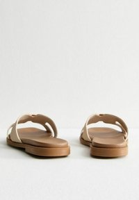 New Look Wide Fit WIDE FIT RAFFIA HARDWARE STRAP - Ciabattine - off white
