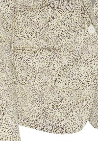 Blazer beige avec un motif léopard irrégulier marron foncé, doté d'un bouton unique et d'une poche horizontale fendue.