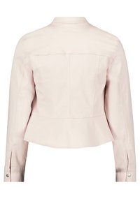 Světle růžová zkrácená bunda se strukturovaným límcem, dlouhými rukávy a rozšířeným zakončením. Obsahuje šev na zadní části a manžety na cvoky.