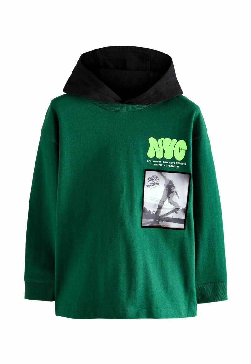 Grüne Baumwollkapuzenjacke mit einer schwarzen Innenseite der Kapuze, versehen mit einem großen "NYC" Grafik und einer rechteckigen Pocketgrafik eines Skateboardfahrers.