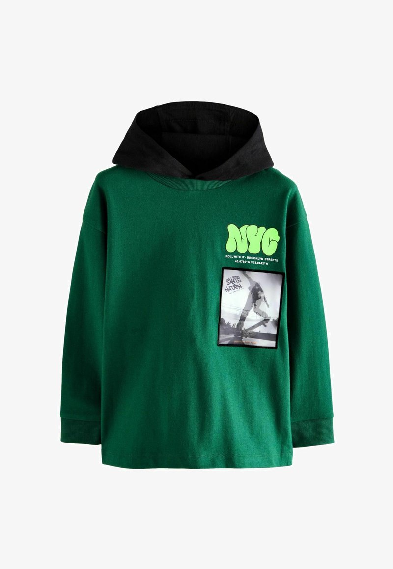 Grüne Baumwollkapuzenjacke mit einer schwarzen Innenseite der Kapuze, versehen mit einem großen "NYC" Grafik und einer rechteckigen Pocketgrafik eines Skateboardfahrers.