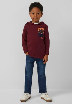 Bordeauxfarbener Hoodie mit langen Ärmeln und einem Frontgrafik eines Trucks; kombiniert mit blauen Jeans und weißen Sneakers. Einfaches Design, lässige Passform.