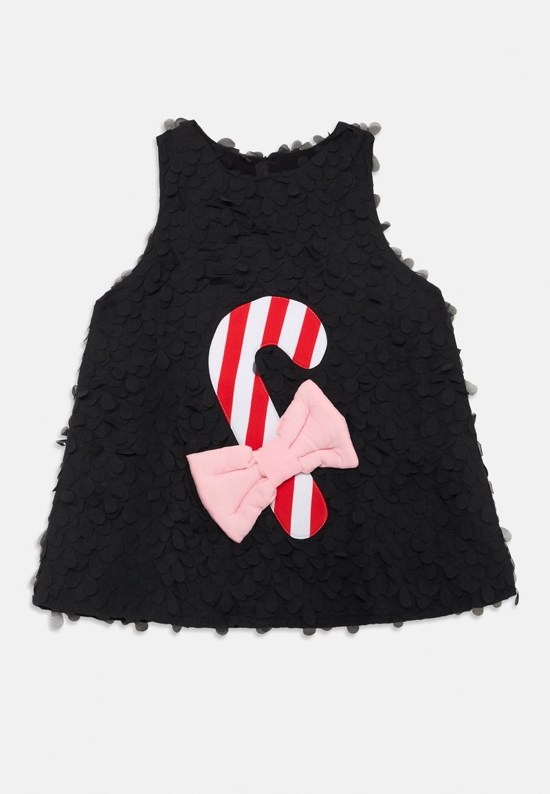 Robe noire sans manches en tissu texturé en forme de pétales. Présente un appliqué en forme de canne de bonbon rouge et blanc et un nœud rose à l'avant.