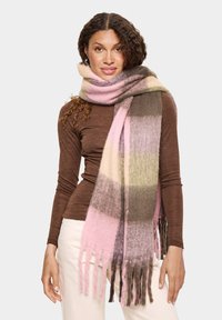 Multifarvet tørklæde med rosa, beige og brune striber. Lavet af et blødt, tekstureret materiale med frynset kanter.