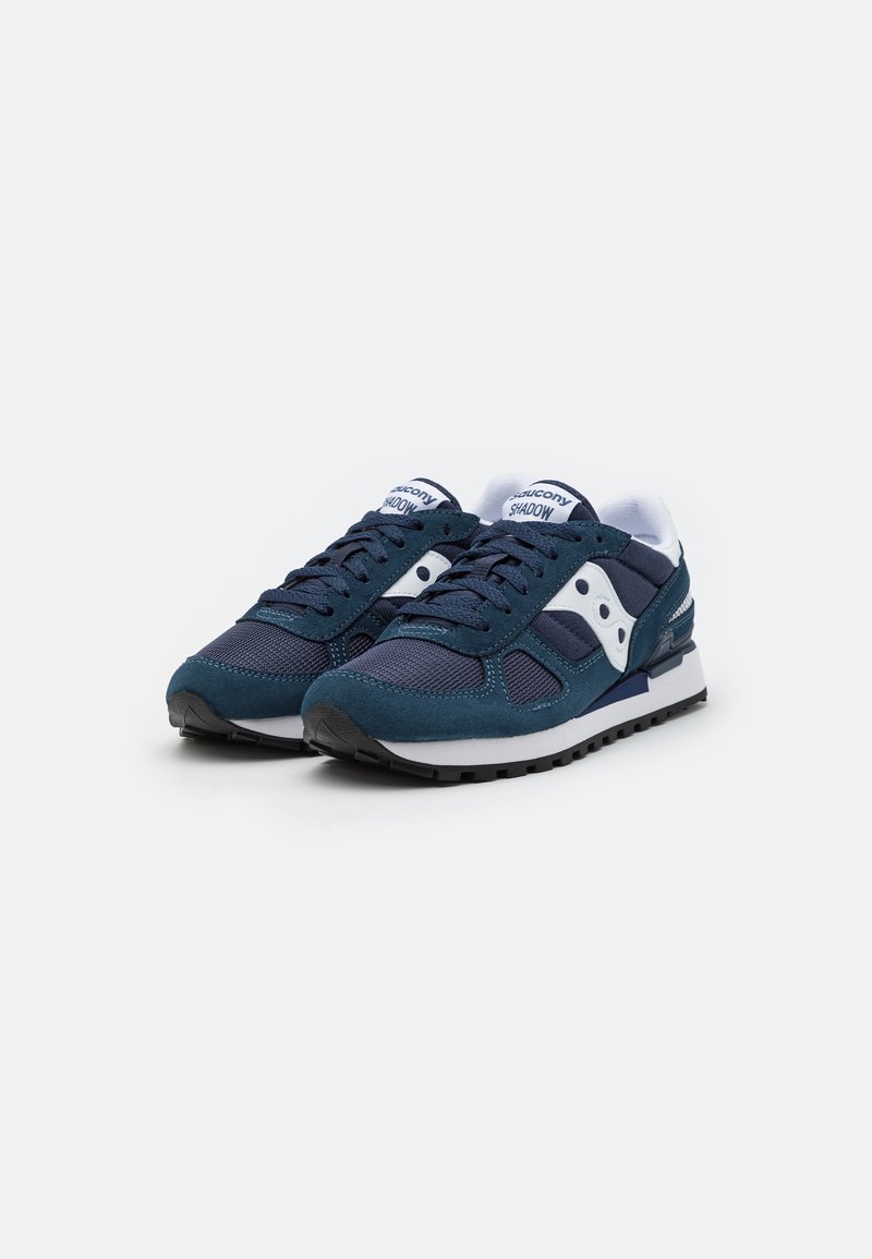 Zapatillas deportivas azules con materiales de ante y malla, con un logo blanco, diseño con cordones y una suela de goma negra.