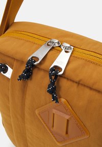 The North Face BERKELEY CROSSBODY UNISEX - Borsa a tracolla - tan