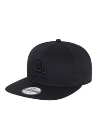 Schwarze Snapback-Cap aus strukturiertem Stoff, mit gebogenem Schirm und gesticktem "LA"-Logo in passenden Schwarz. Enthält ein rundes Markenschild.