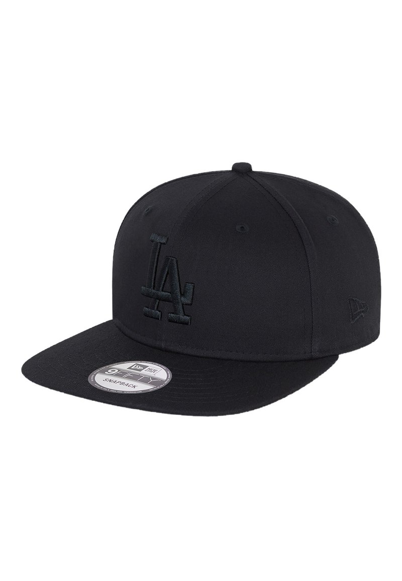 Schwarze Snapback-Cap aus strukturiertem Stoff, mit gebogenem Schirm und gesticktem "LA"-Logo in passenden Schwarz. Enthält ein rundes Markenschild.