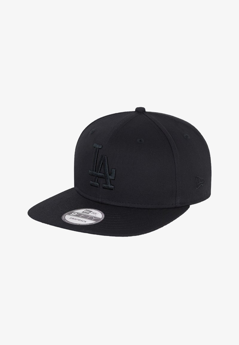 Schwarze Snapback-Cap aus strukturiertem Stoff, mit gebogenem Schirm und gesticktem "LA"-Logo in passenden Schwarz. Enthält ein rundes Markenschild.