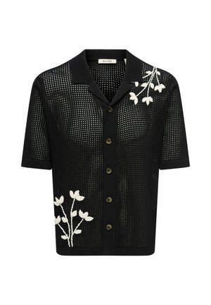 Mustast lühikeste varrukatega nööpidega kootud särk avatud punutise mustriga ja valge lillemustriga õlal ning alumisel küljel.