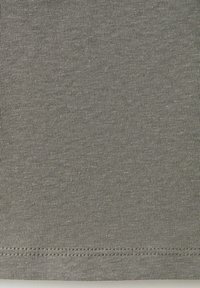 Približan prikaz sive tkanine s finom rebrastom teksturom i vidljivim ravnim šavom duž donjeg ruba.