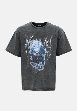 T-shirt noir délavé avec une illustration d'une fille d'anime bleue portant des vêtements gothiques et des chaussettes rayées, entourée de texte métallique tranchant.